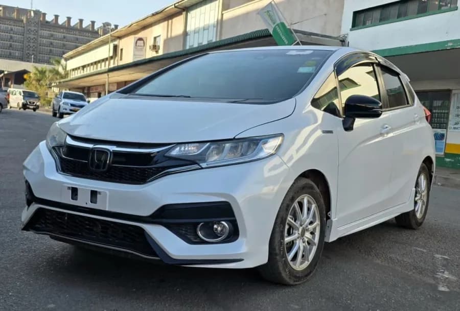 2019 Honda Fit Hybrid GP5 1.5 – 43,000 km, white hatchback