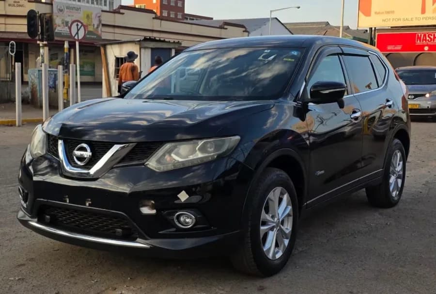 2017 Nissan X-Trail Hybrid 2.0L — 72,000 km, automatic, leather interior